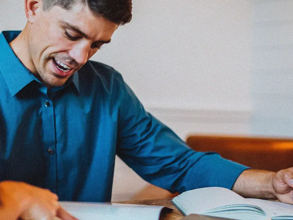Dirigeant qui prend des notes pendant un entretien